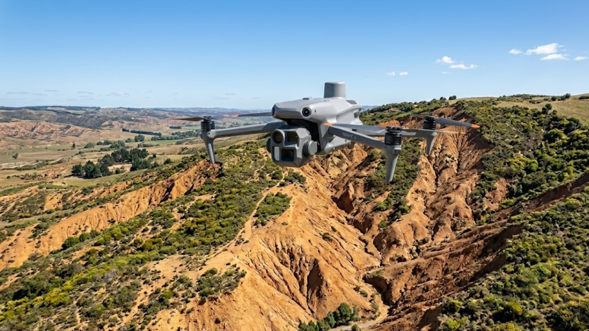 Drone realizando mapeamento aerofotogramétrico sobre área degradada pela Agrega Verde. A tecnologia permite gerar modelos digitais de terreno em 3D (MDT/MDS), identificar focos de erosão com precisão centimétrica e planejar projetos de revegetação com máxima eficiência técnica e operacional.